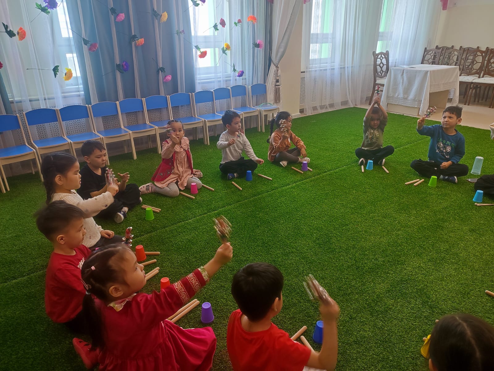 Музыка жетекшісі балабақша бүлдіршіндеріне музыкалық мерекелер мен ойын-сауықтыруға шақыру сәтінен